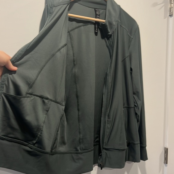 Zip-up Long-sleeve Sports Top - Picture 7 of 12